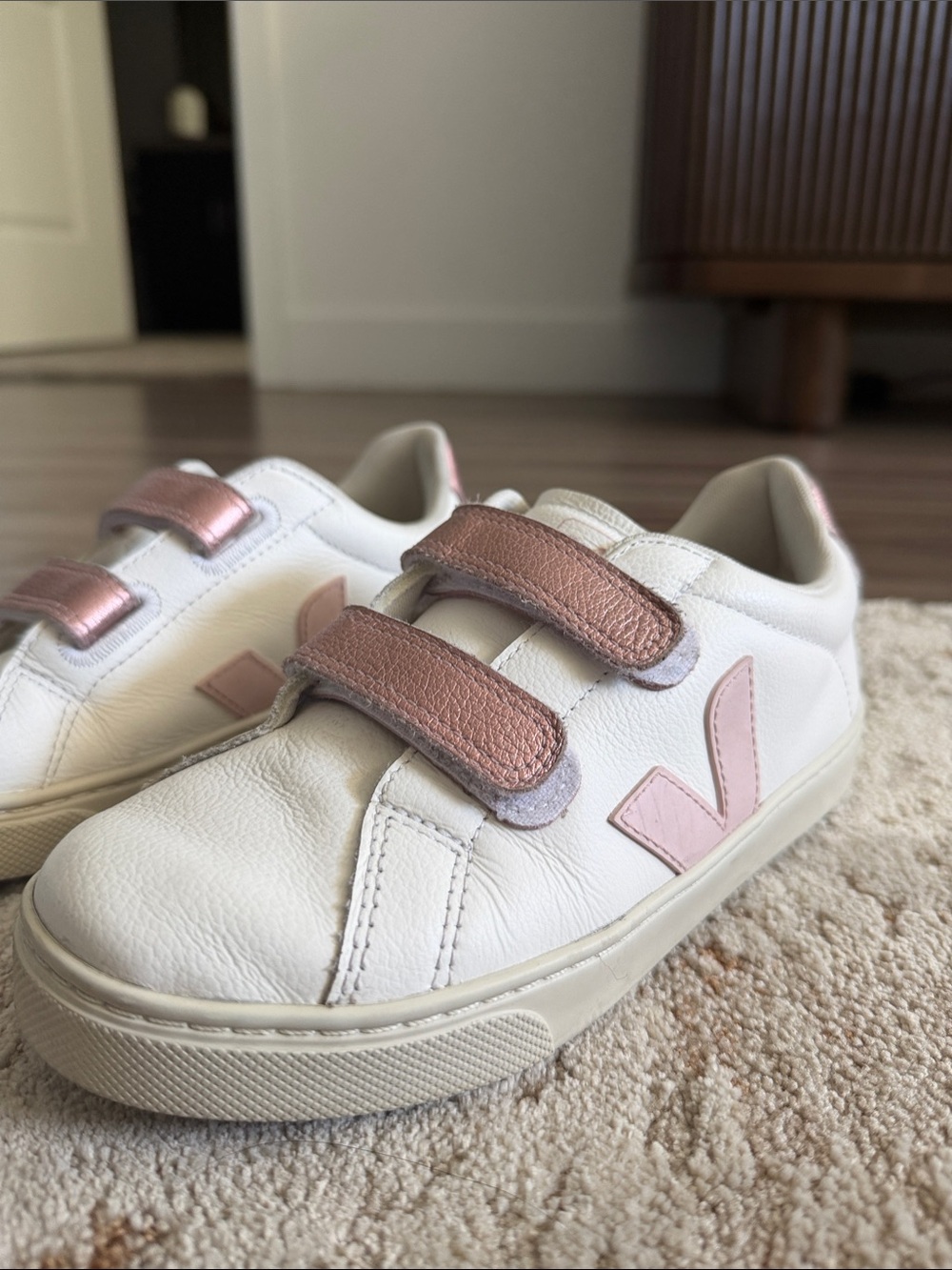 Veja Kids White Sneakers with Metallic Rose Velcro Straps and Pale Pink V